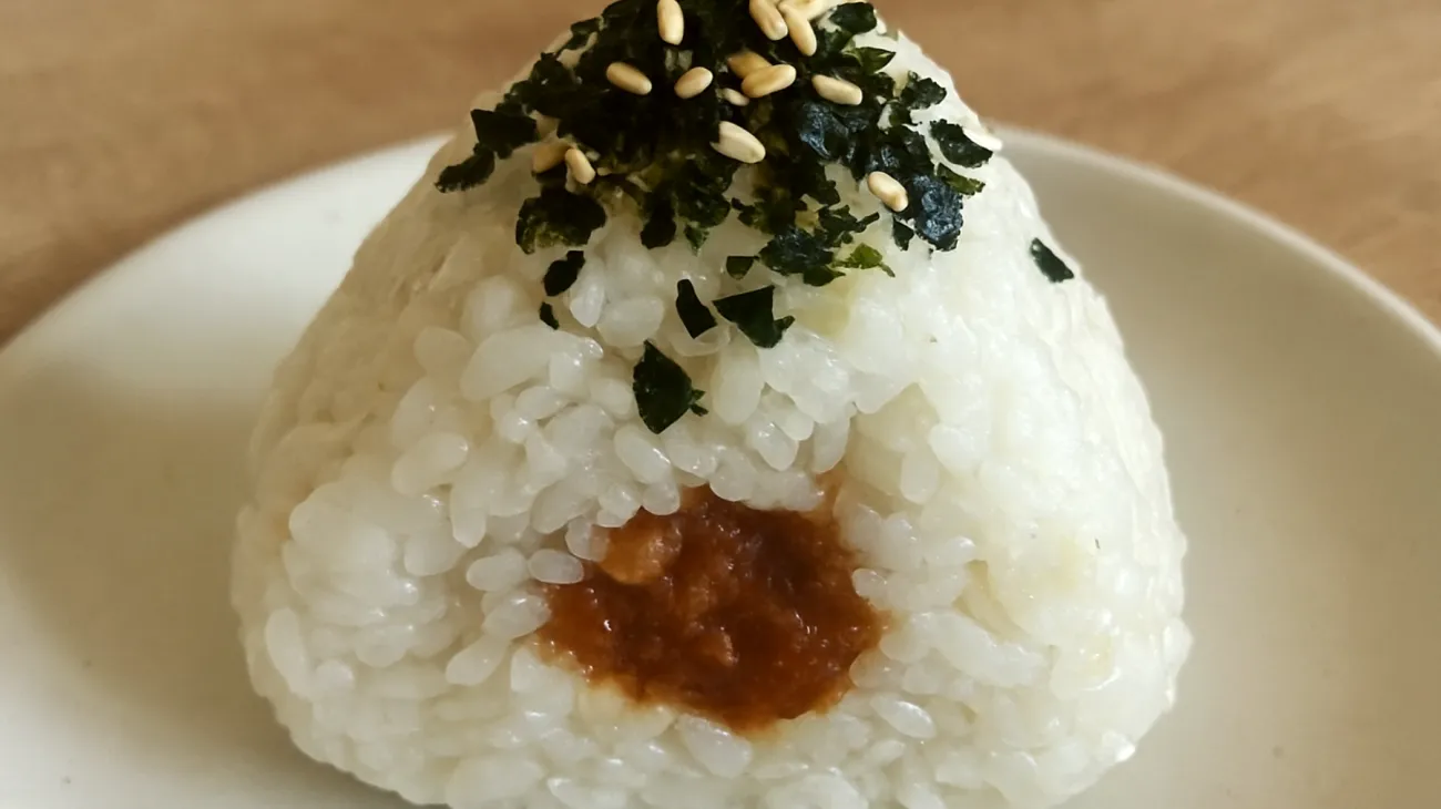 Miso-Onigiri mit Wakame und Sesam"