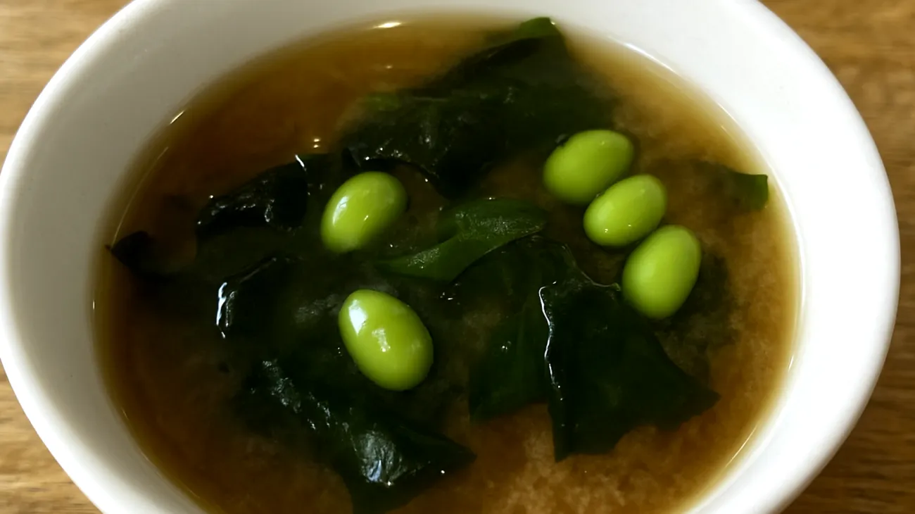 Miso-Suppe mit Wakame-Algen und Edamame"