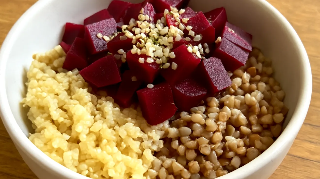 Quinoa-Buchweizen-Bowl mit fermentierten Rote Bete und Hanfsamen"